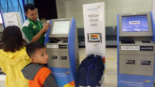Self baggage drop di Bandara Soekarno-Hatta. (Foto: Ochi Amanaturrosyidah/kumparan)