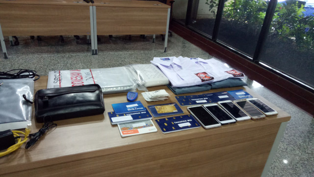 Barang bukti prostitusi online www.lendir.org (Foto: Ainul Qalbi/kumparan)