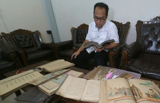 Mengenal Agus Sulton, Kolektor Kitab Kuno Asal Jombang