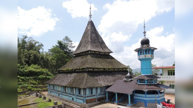 Masjid Kuno di Lereng Gunung Marapi
