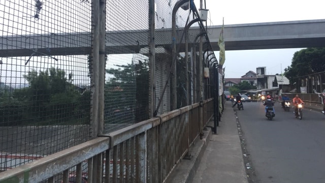 JPO di KM 6.300 tempat terjadi pelemparan batu (Foto: Reki Febrian/kumparan)