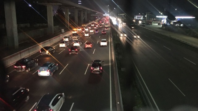 Lalu lintas di ruas Tol Jakarta-Cikampek. (Foto: Reki Febrian/kumparan)