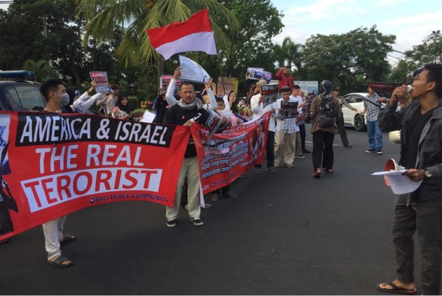 Terkait Penembakan Perawat di Palestina, Konsulat AS di Denpasar Didemo