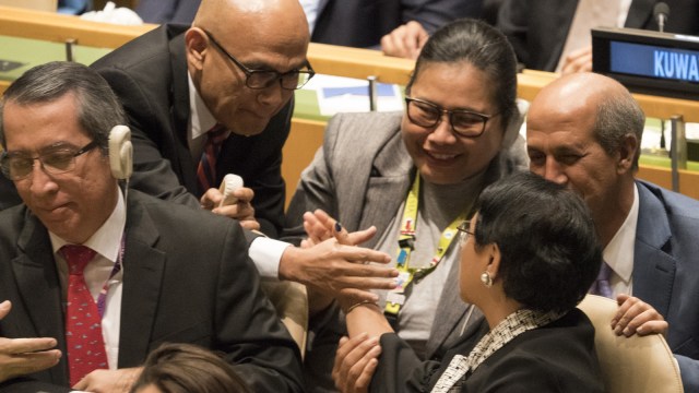 Ucapan Selamat ke Menlu Indonesia (Foto: Don EMMERT/AFP)