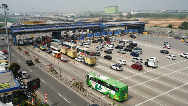 Suasana arus mudik di Gerbang Tol Cikarang. Foto: Irfan Adi Saputra/kumparan