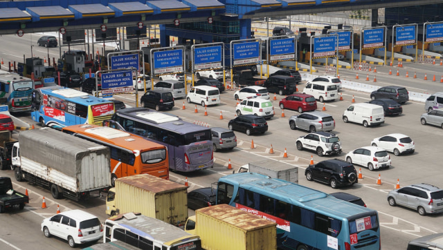 Suasana arus mudik di Gerbang Tol Cikarang. (Foto: Irfan Adi Saputra/kumparan)