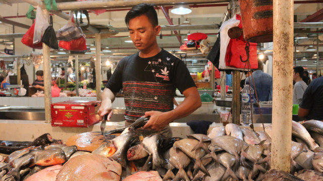 Pantauan harga ikan saat H-7 Lebaran. (Foto: Selfy Sandra Momongan/kumparan)