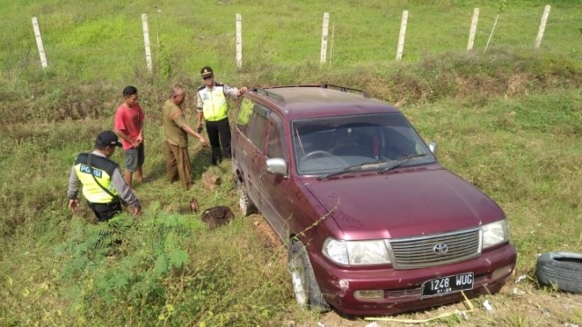 Mobil Pemudik Terjun ke Parit Tol Fungsional Pekalongan