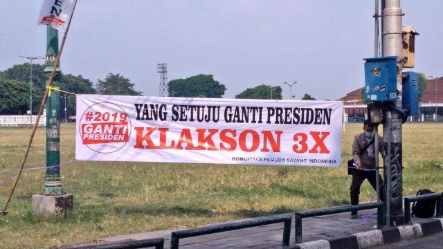 Salah satu spanduk #2019GantiPresiden yang dipasang di tepi jalan raya. (Foto: Twitter/@MardaniAliSera)