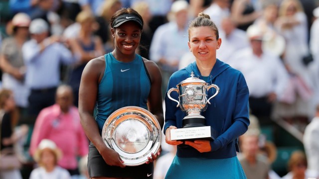 Simona Halep bersama Sloane Stephens. (Foto: Reuters/Pascal Rossignol)