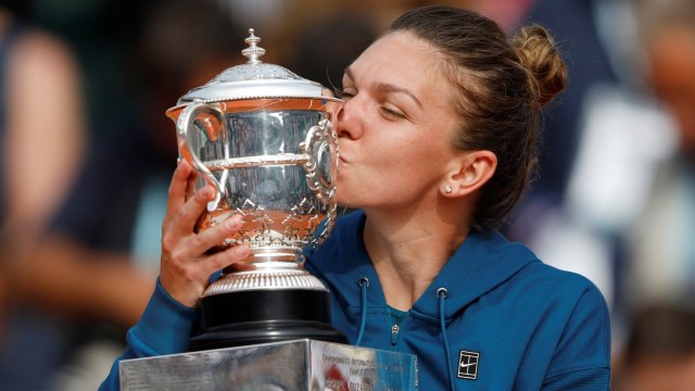 Halep mencium trofi Prancis Terbuka. (Foto: Reuters/Charles Platiau)