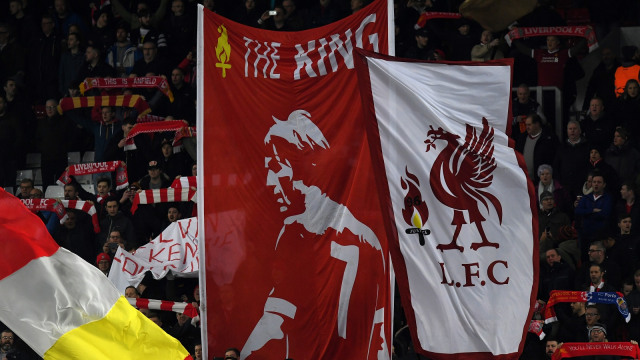 Spanduk Dalglish di Anfield. (Foto: Paul Ellis / AFP)