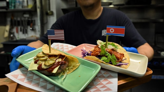 Menu El-Trumpo di Singapura (Foto: AFP/Roslan RAHMAN)