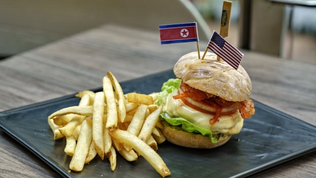 Cowboy Kimchi Burger di Singapura (Foto: AFP/Nicholas YEO)