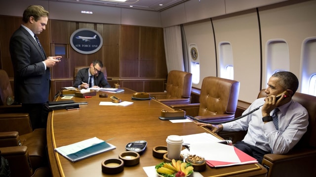 Interior dari pesawat Air Force One. (Foto: dok. Pete Souza/White House via Architectural Digest)
