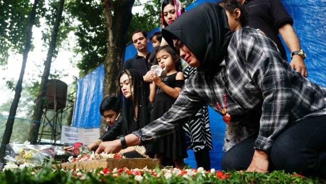 Keluarga mengujungi makam Julia Perez  (Foto: Irfan Adi Saputra/kumparan)