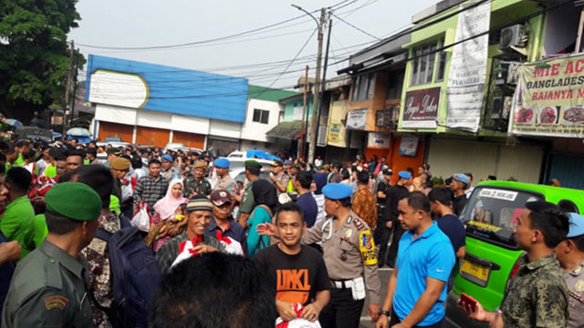 Joko Widodo bagikan sembako di Bogor. (Foto: Instagram @pen_korem061_bogor)