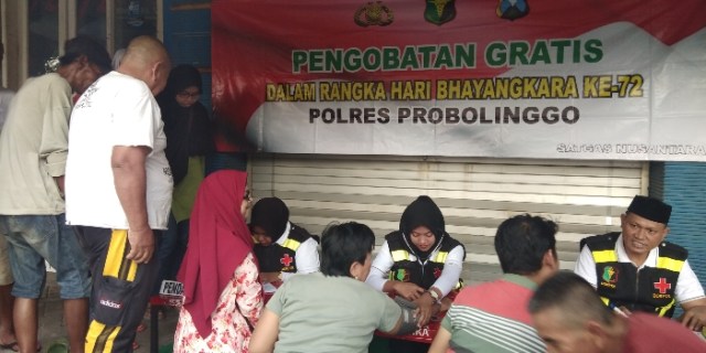 Pengunjung Pasar Takjil di Alun-alun Kota Kraksaan, Diberi Pengobatan Gratis Oleh Dokpol Polres Probolinggo