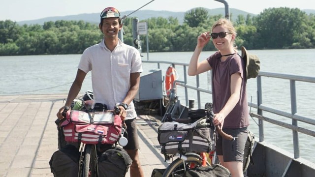 Diego dan Marlies saat di Budapest. (Foto: Instagram @everythinginbetween.journal)
