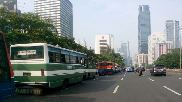 Suasana Jenderal Sudirman ramai lancar. (Foto: Paulina Herasmaranindar/kumparan)