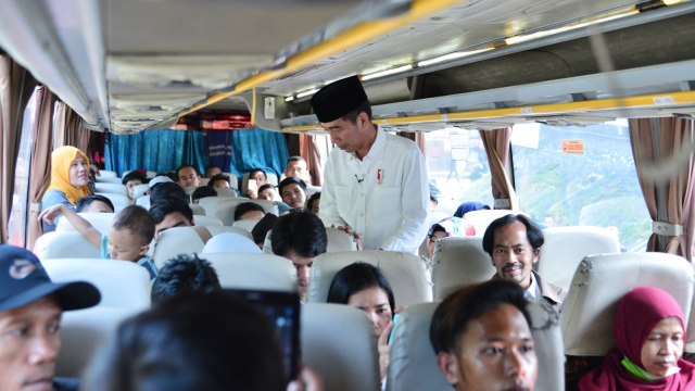 Joko Widodo tinjau mudik di Bogor. (Foto: dok. Intan/Biro Pers Setpres)