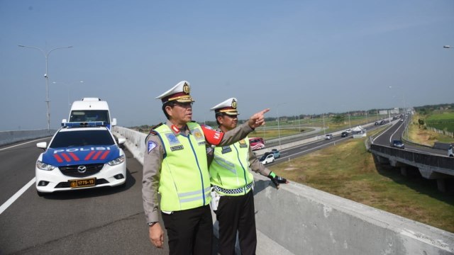 Irjen Pol Royke dan Kabag Ops Kombes Benyamin. (Foto: dok. Korlantas Polri)