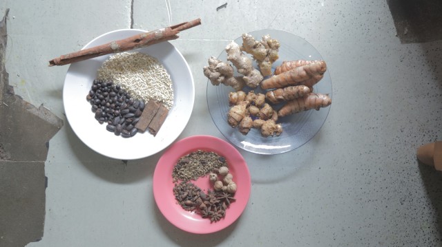 Rempah-rempah untuk meracik jamu ala Parmi (Foto: Seno/kumparan)