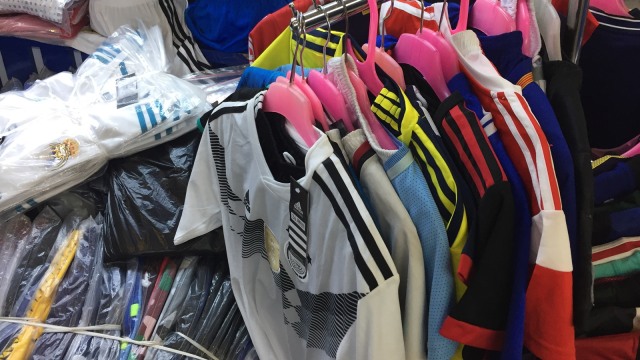 Penjual jersey Piala Dunia 2018 di Tanah Abang. (Foto: Abdul Latif/kumparan)