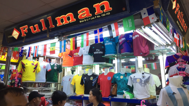 Penjual jersey Piala Dunia 2018 di Tanah Abang. (Foto: Abdul Latif/kumparan)