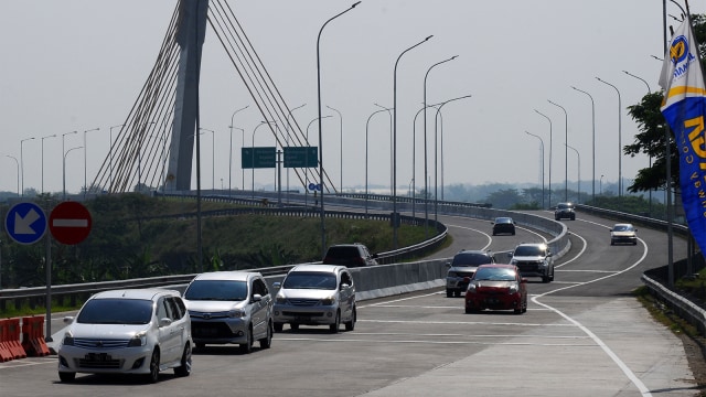 Pemudik melintasi tol fungsional Salatiga-Solo. (Foto: ANTARA FOTO/Aloysius Jarot Nugroho)