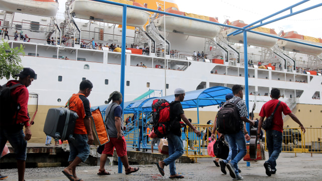 Pemudik gunakan kapal Pelni KM Nggapulu. Foto: ANTARA FOTO/Izaac Mulyawan