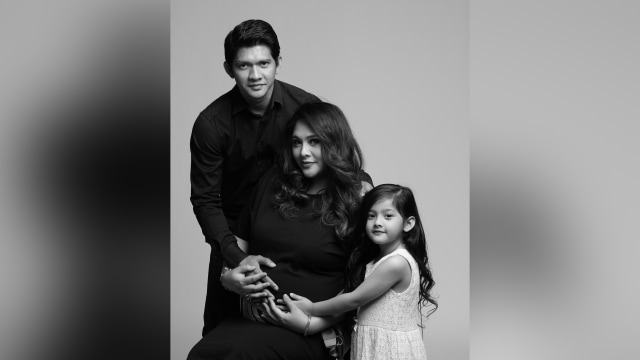 Iko Uwais bersama istri dan anaknya (Foto:  Instagram/@audyitem)