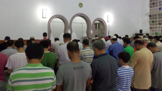 Salat tarawih di Taipei Grand Mosque (Foto: Wikimedia Commons)