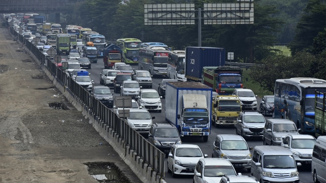 Pemudik terjebak macet di Tol Jakarta-Cikampek. Foto:  ANTARA FOTO/Hafidz Mubarak A
