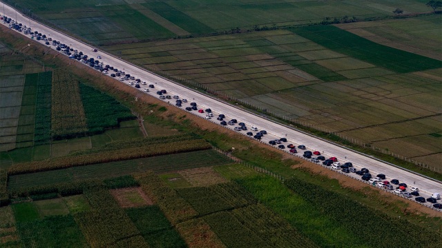 Suasana kemacetan di tol fungsional Pejagan. Foto: ANTARA FOTO/Aji Styawan