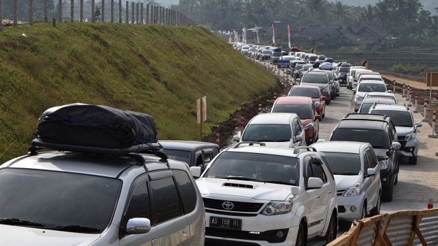 Antrean panjang melewati turunan dan tanjakan. Foto: ANTARA FOTO/Aditya Pradana Putra