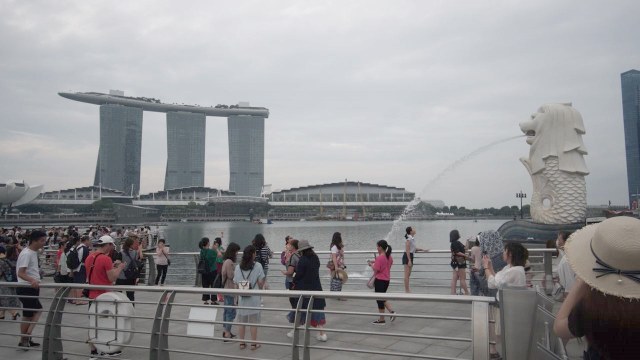 Suasana Merlion Park tetap ramai turis. (Foto: Rivan Dwiastono/kumparan)