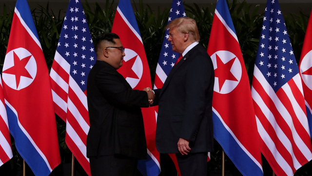 Kim dan Trump saling berjabat tangan. (Foto: Reuters/Jonathan)