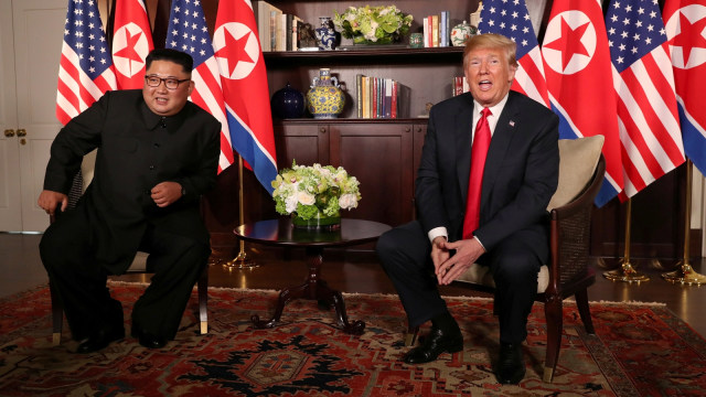 Pertemuan Kim Jong-un dan Donald Trump. (Foto: Reuters/Jonathan Ernst)