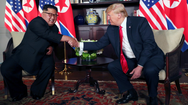 Kim dan Trump saling berjabat tangan. (Foto: Reuters/Jonathan Ernst)