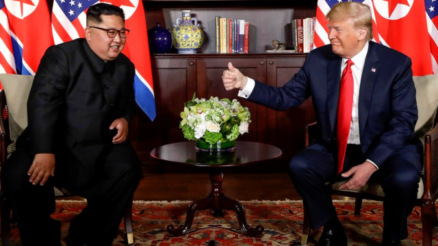 Trump mengacungkan jempol ke Kim Jong-un. (Foto: Twitter/@Scavino45)