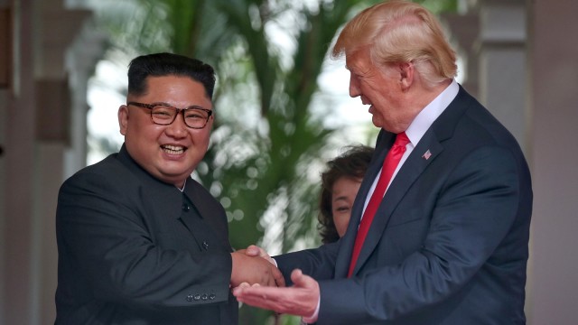 Pertemuan Kim Jong-un dan Donald Trump. Foto: Reuters/Kevin Lim/The Straits Times