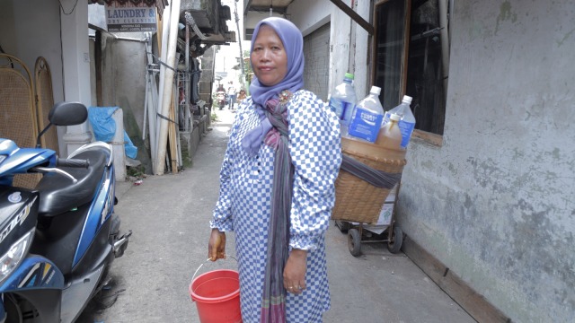 Parmi, penjual jamu gendong. (Foto: Seno Bayuaji/kumparan)