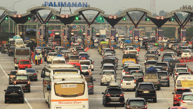 Antrean kendaraan di gerbang tol Cipali. Foto: ANTARA FOTO/Dedhez Anggara