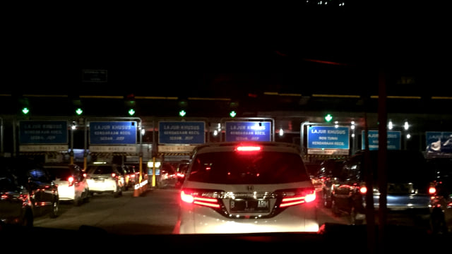 Suasana gerbang Tol Cikarang ramai lancar. (Foto: Diah Harni/kumparan)