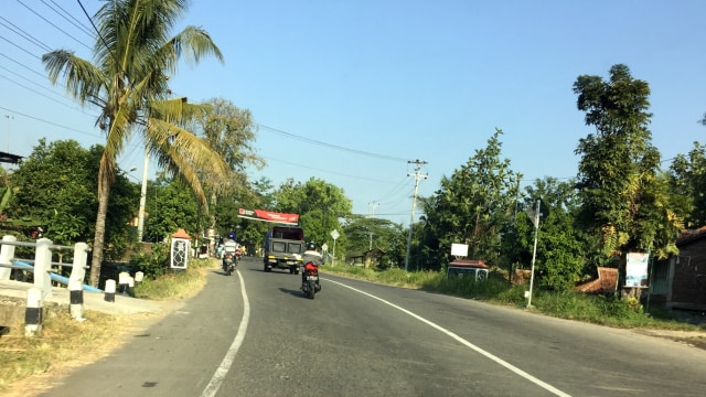 Kondisi lalu lintas di Jalan Nasional Brebes. (Foto: Diah Harni/kumparan)