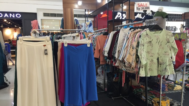 Baju Impor Bekas di Plaza Kalibata Foto: Selfy Sandra Momongan/kumparan