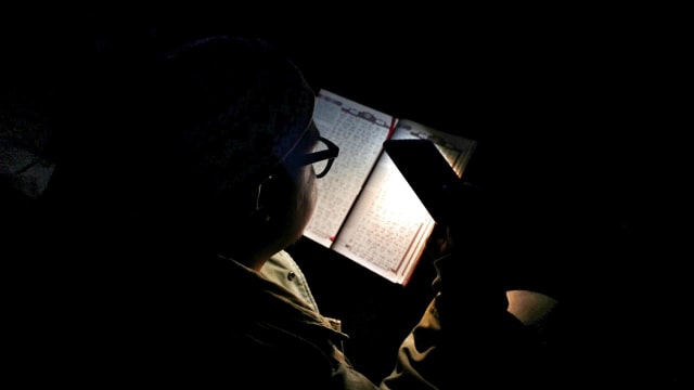 Pemuda beriktikaf di masjid di Bandung. (Foto: Jamal Ramadhan/kumparan)