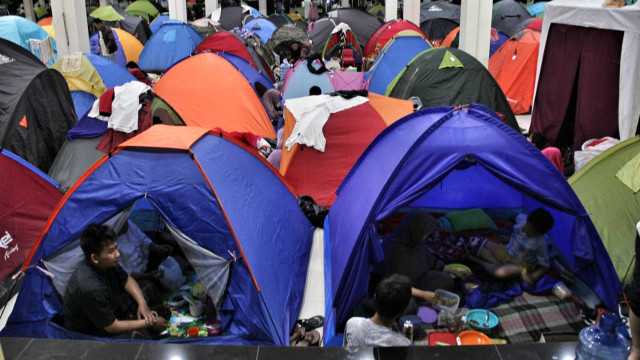 Pemuda beriktikaf di masjid di Bandung. (Foto: Jamal Ramadhan/kumparan)