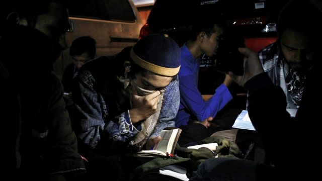 Pemuda beriktikaf di masjid di Bandung. (Foto: Jamal Ramadhan/kumparan)